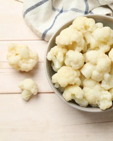Miska z różyczkami mrożonego kalafiora FRoSTA - delikatne i idealne jako zdrowa przekąska lub dodatek do obiadu.